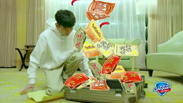 王源出门带上各种火锅底料,爱吃辣的小男生!