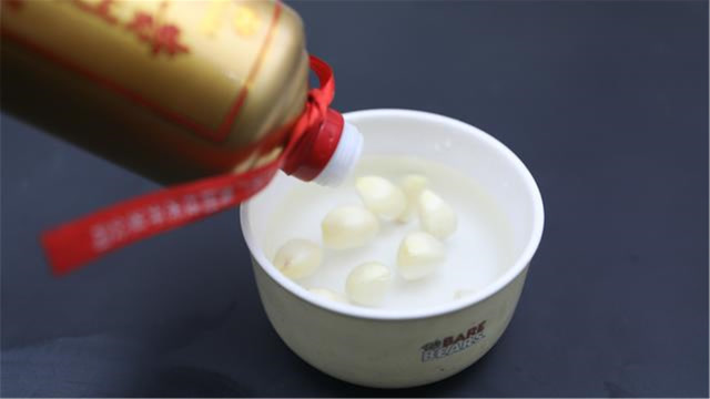 大蒜放进白酒里泡一泡,用途真厉害,好多人不清楚咋回事,都看看