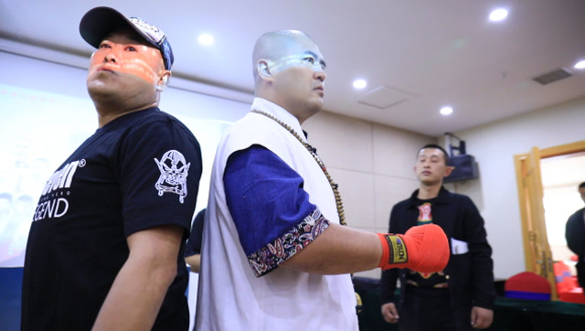 太极雷雷vs里合腿田野,称重现场雷雷遭田野推搡挑衅