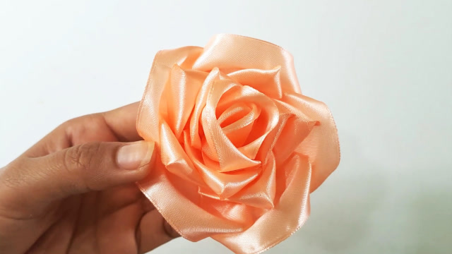 创意手工diy教程,用彩带制作漂亮的玫瑰花