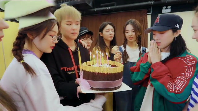 火箭少女101研究所:众人给yamy过生日啦!