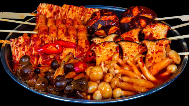 香辣蘑菇大餐一锅蘑菇红的发黑看着就觉得非常辣