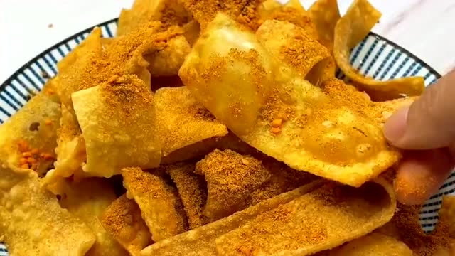 这是妈妈今天教我做的油炸饺子皮,做好以后撒上点孜然,还真是人家美味