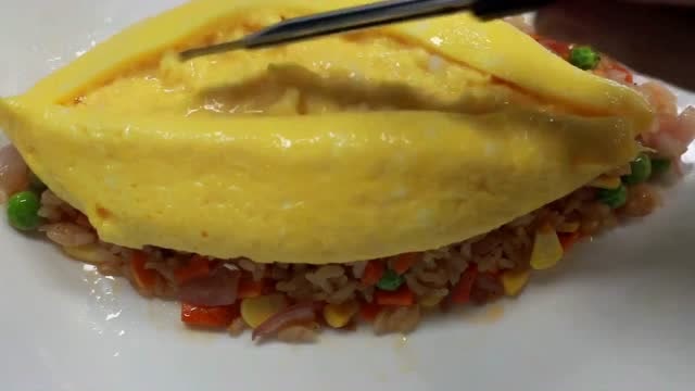 办公室小野大展厨艺做美味的蛋包饭卖相十足