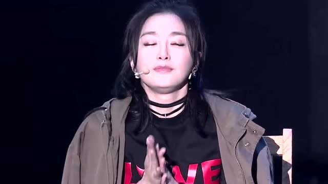 秦岚过生日被卜钰往脸上糊蛋糕悲催的是没有拔蜡烛