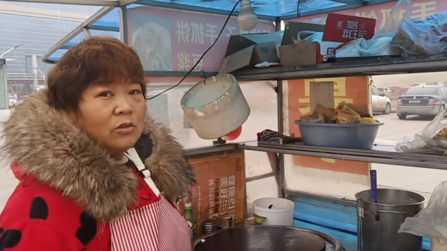医院门口卖煎饼果子挣钱吗?听听农村阿姨怎么说?你觉得怎么样?