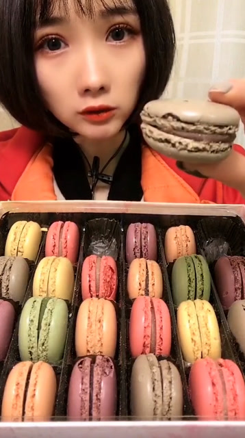 小姐姐吃马卡龙,看起来就馋人!