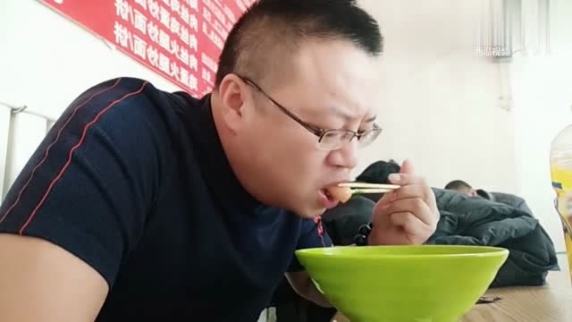 山西小胖开着车大街小巷找面吃,这面太好吃,手机摔碎都停不下!