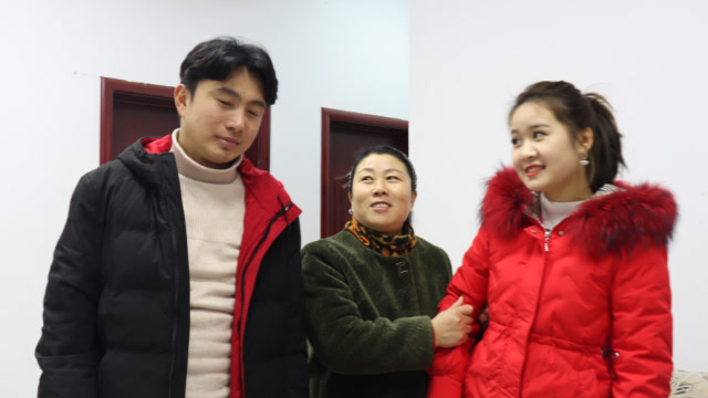 小伙过年回老家,刚到家里却发现公司女老板也在,这下热闹了