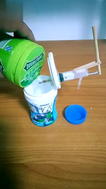 小伙子自制迷你压水机,现在好少人用压水机了吧