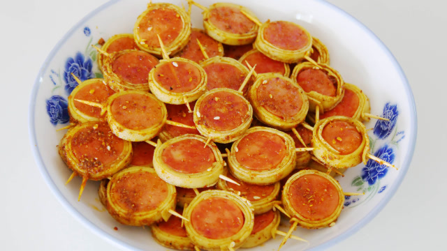 在家做个豆皮火腿肠小烧烤,做法简单,外焦里嫩吃起来真不错!