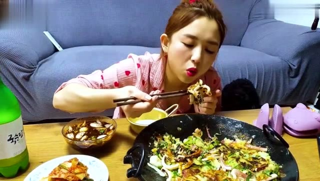 韩国大胃王吃播hamzy:自制海鲜葱饼 酱油泡菜 &nbsp;泡面 &nbsp;米酒