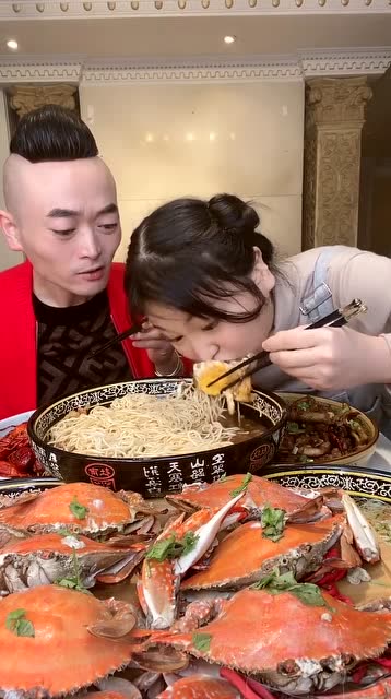 阿浩独揽面条大闸蟹,没想到老婆饭量更是惊人!
