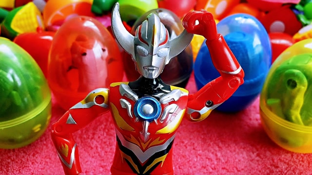 欧布奥特曼发现彩色惊喜蛋恐龙蛋变形霸王龙翼龙