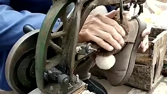 老一辈人用的修鞋机器,像缝纫机一样修补鞋子,年轻人根本没见过!