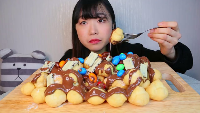 韩国女吃货,吃泡芙,搭配巧克力酱,看看这吃法,吃得太馋人了