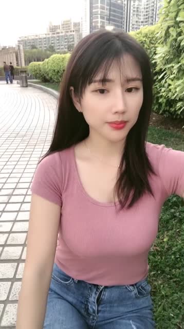 爱自拍的时尚美女,微胖的身材旺夫有女人味,真是优秀!