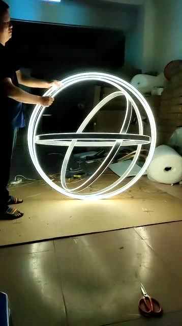 满分的创意,灯管还能旋转,改变各种造型!
