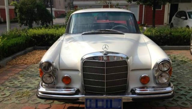 山东年纪最大的奔驰w112,产于1965,车主年过六旬却依旧老当益壮