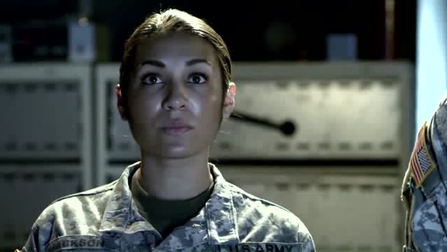 恐龙侵袭:美女真给力,一炮就轰掉了恐龙的头