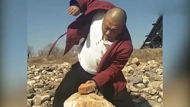 少林金刚指,男子徒手打石头,真是高手