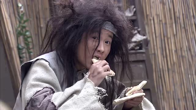 小乞丐正讨饭吃,不料他已经被人盯上了