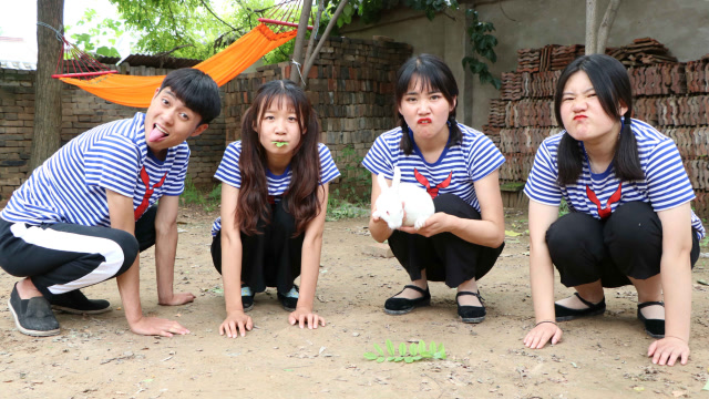 兔宝宝2:小伙伴比赛模仿小兔子,小花模仿的小兔跳跳,太可爱了