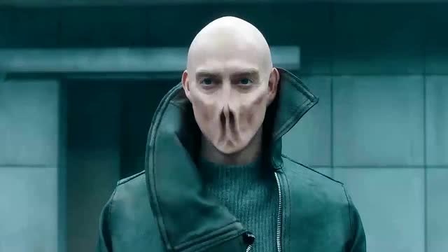 怪不得皮夹克自带口罩,原来外星人没有嘴巴,这玩意儿怎么吃饭?