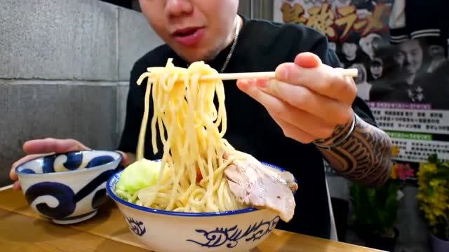 日本大胃王新井熊天天吃面条,大碗拉面吃不腻吗?