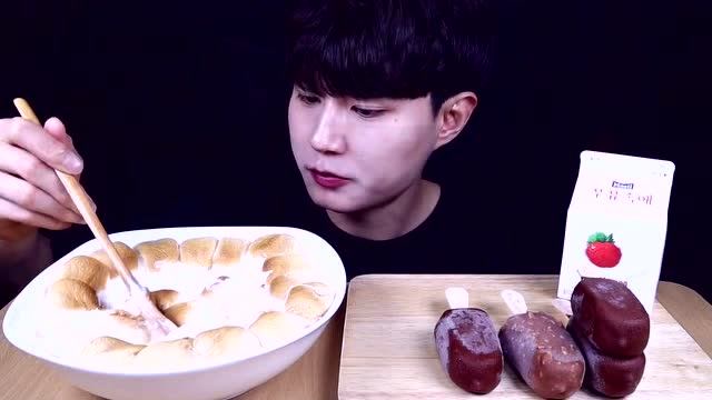 韩国大胃王帅哥吃烤棉花糖,8个脆皮雪糕,看看这吃法,吃得真馋人