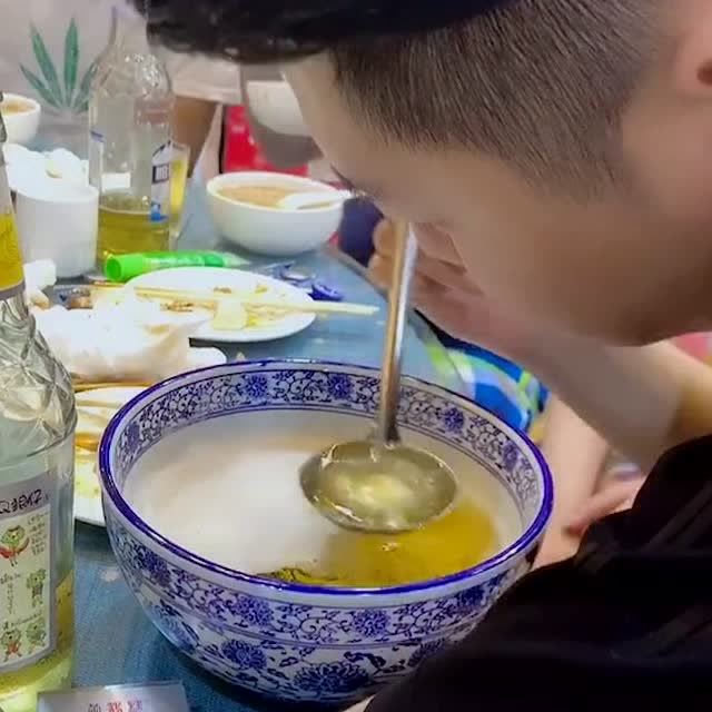 社会哥就是不一样,别人用碗喝酒,这男人直接用饭盆