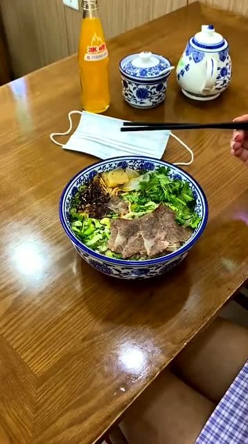 美女来饭店吃面,老板一个举动,想嫁给老板的心都有!