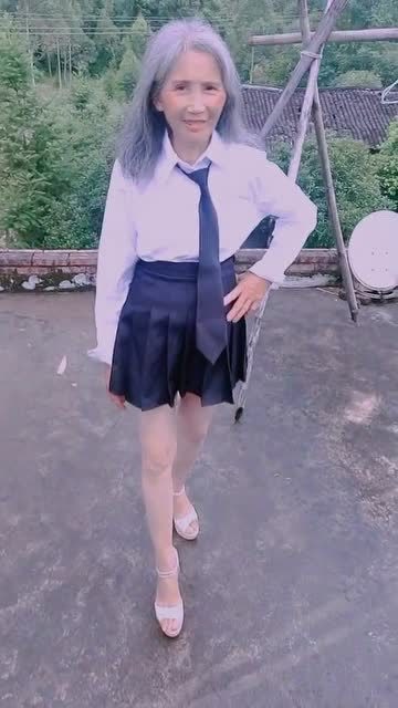 谁说老人就不能时尚,把jk制服给奶奶穿上,能看出奶奶年轻时也是个美女