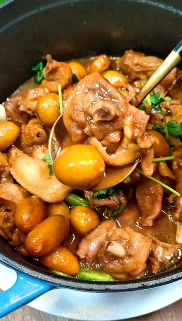 凤眼果焖鸡,鲜香软糯,鸡肉滑而不腻又下饭,你也快来试试吧!