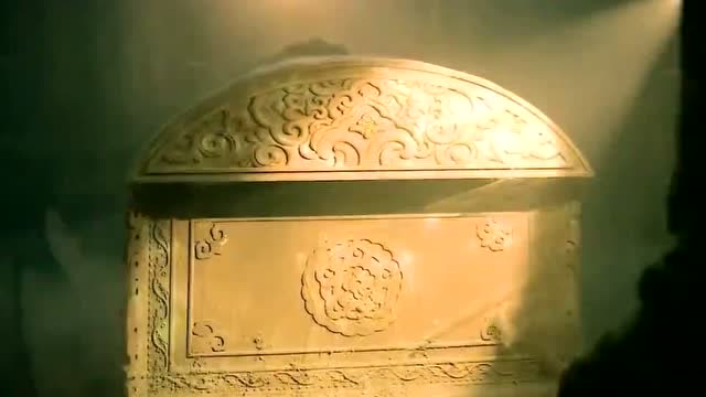 《盗墓笔记》-开棺材发现尸体有七只耳朵!