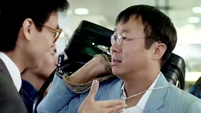 电影:许冠文真是神坑,第一次见面就害黄百鸣被打,这也是没谁了