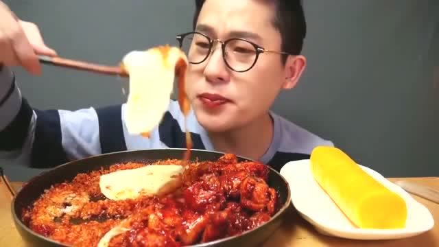 韩国吃播眼镜哥自制芝士排骨拉丝的感觉就是吃货的力量