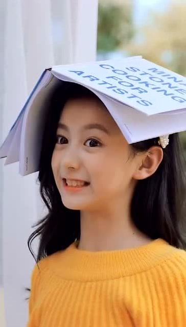 童模裴佳欣户外拍照,感觉她很适合穿黄色衣服,太可爱了!