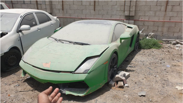 小伙去报废市场买兰博基尼,一开始很兴奋,打开车门后彻底傻眼!