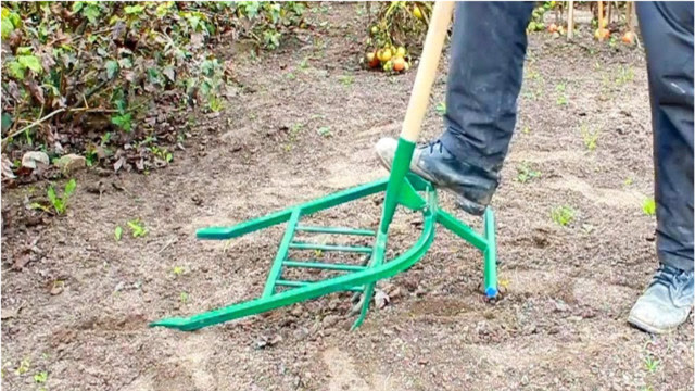 农村大叔自制松土工具,一天能松土3亩地,成本只有20元
