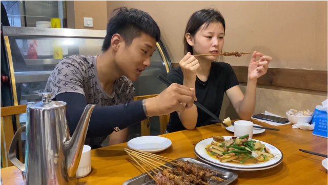 农村小伙第一次带相亲对象进城吃饭,吃大餐花多少钱?女孩:真贵