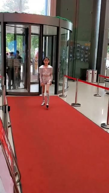 童模宋小睿一身银色紧身衣,露出又细又长的腿,真是太好看了