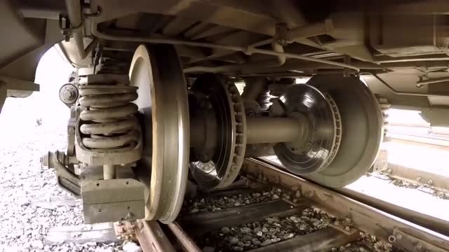 火车底部行驶第一动态视角,大开眼界了!