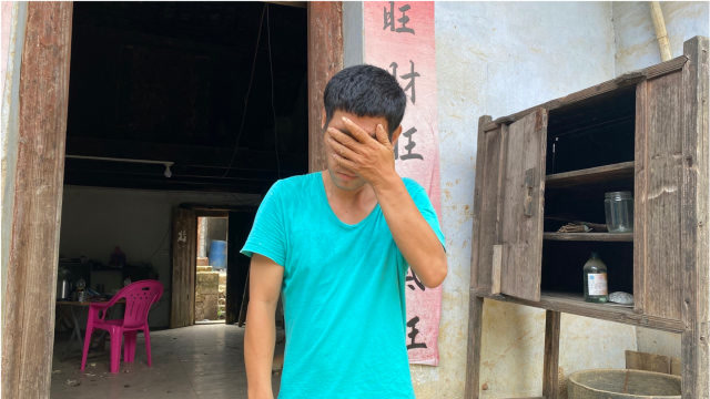 广西农村35岁单身小伙生活过得太心酸小辉今天送几套衣服给他