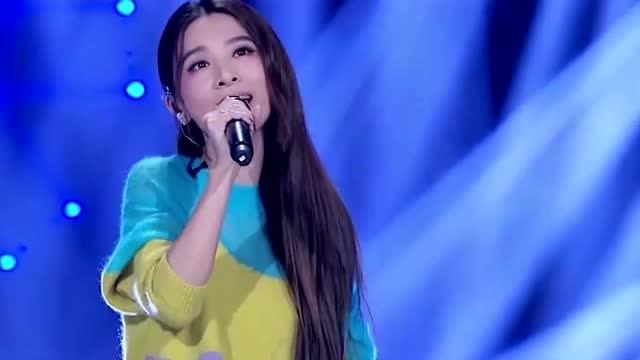 田馥甄现场深情演唱《演员》,凄美嗓音快把林俊杰唱哭,真像受委屈的小