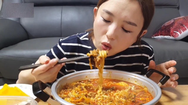 看这妹子吃饭就是畅快淋漓,炖一锅海鲜味拉面,大口大口吃个不停