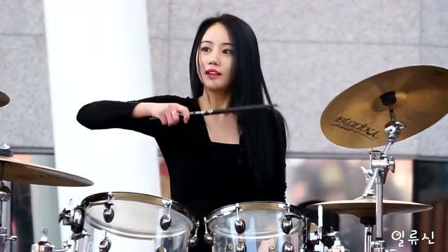 韩国美女激情架子鼓,人美鼓打的更好