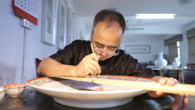 广彩非遗传承人谭广辉:300年技艺传承!非遗广彩因他再令世界惊叹