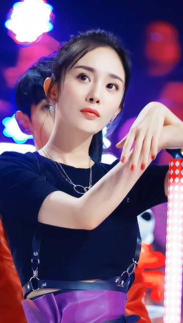 杨幂明日之子look合集,不愧是大明星,每一件都好好看!