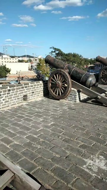 古城古炮,缅怀先烈.